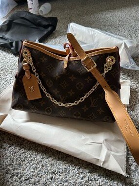Louis Vuitton Monogram Canvas Shoulder Bag with Gold Chain and Tan Trim